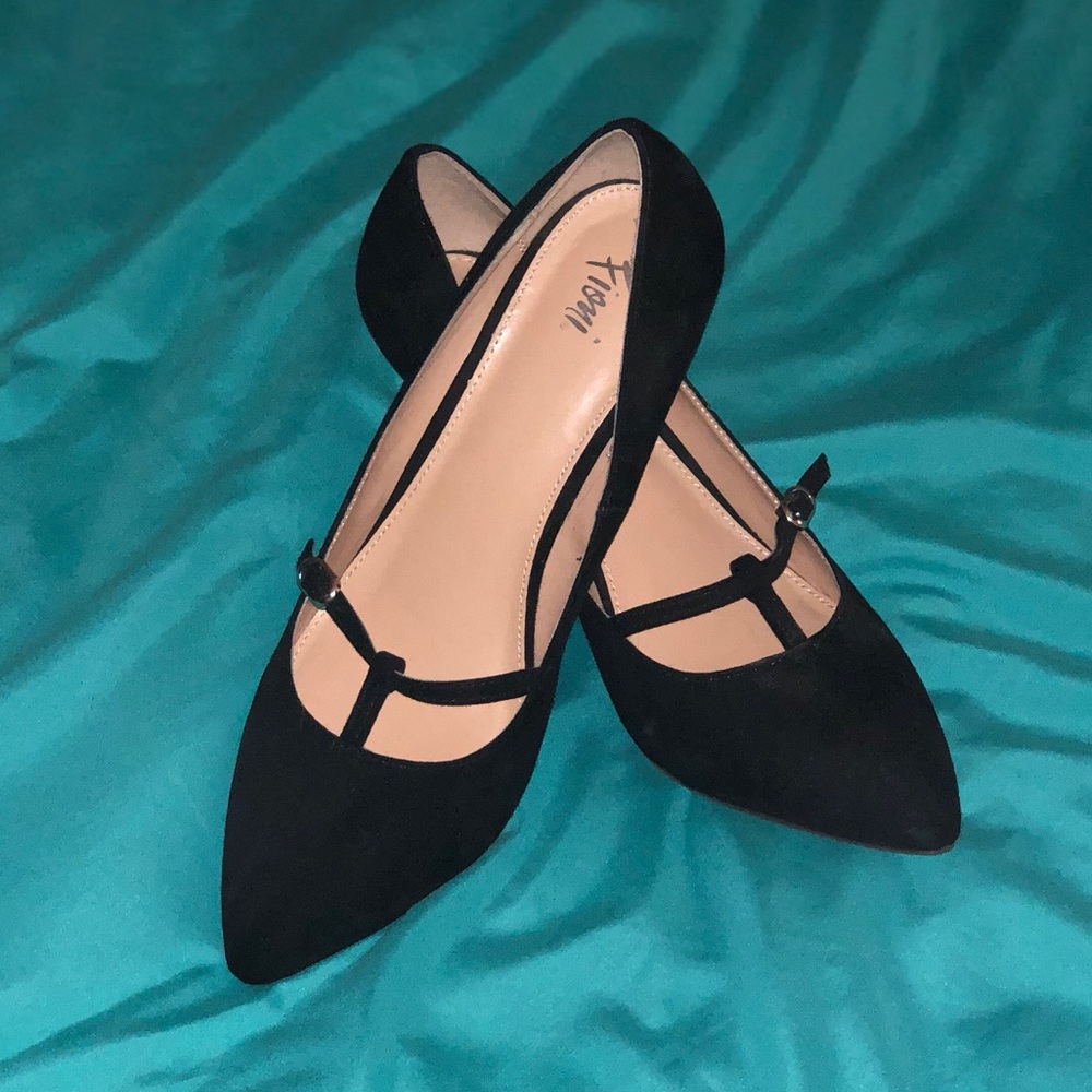 Black pumps.